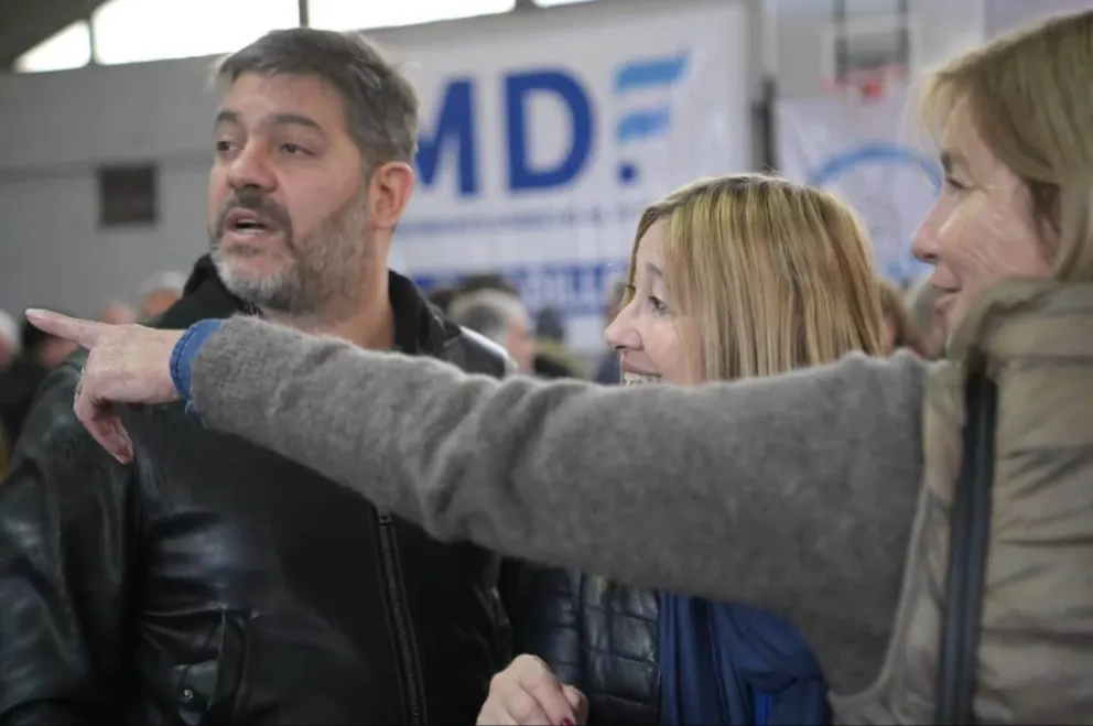Mónica Ochoa (concejal de Bolívarr) y Carlos Bianco (ministro de Kicillof), siguiendo la seña de Liliana Schwindt (senadora provincial).