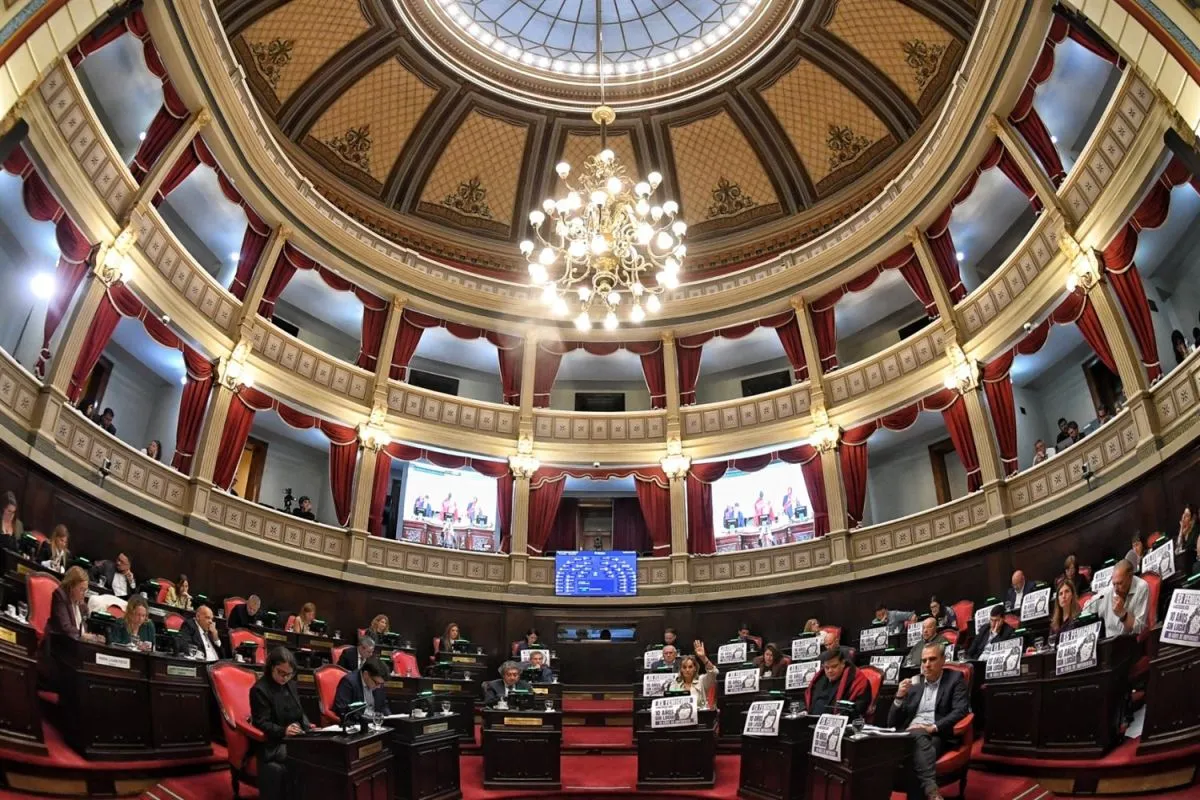 El Senado bonaerense aprob&oacute; la ley que restringe el uso de celulares en escuelas secundarias