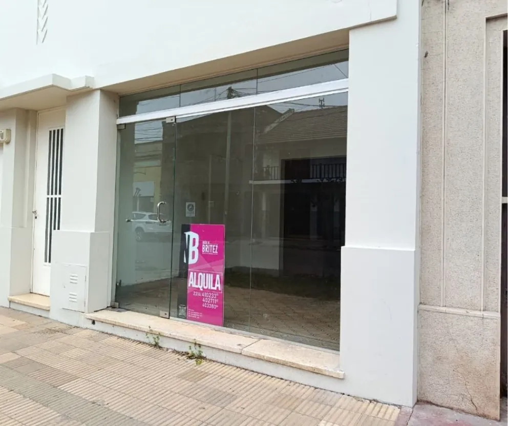 Locales comerciales vac&iacute;os en una de las principales calles de Bol&iacute;var