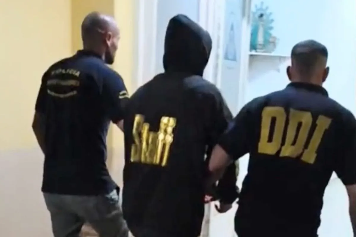 Efectivos de la DDI trasladan al sospechoso aprehendido por el homicidio de un hombre de 78 a&ntilde;os en Pehuaj&oacute;.