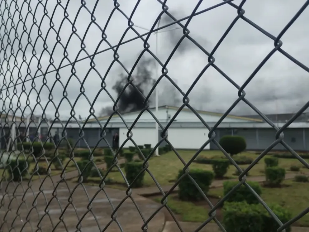 Humo en el patio de la cárcel de Urdampilleta durante el simulacro de incendio en la Unidad Penitenciaria N° 17.