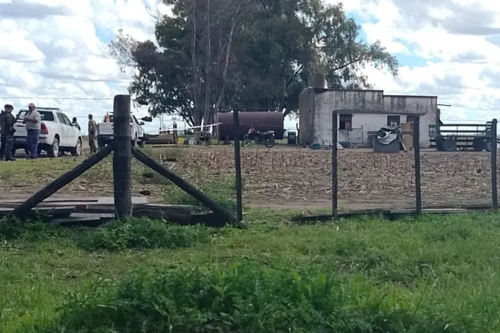 La vivienda rural de Pirovano donde encontraron sin vida a una mujer y sus dos hijos. Foto: FM Alpha 100.5.