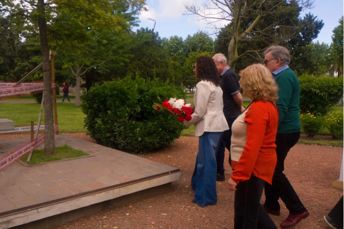 Dirigentes de la UCR de Bol&iacute;var colocan una ofrenda floral frente al monumento a Ra&uacute;l Alfons&iacute;n durante el acto por los 43 a&ntilde;os del regreso de la democracia.